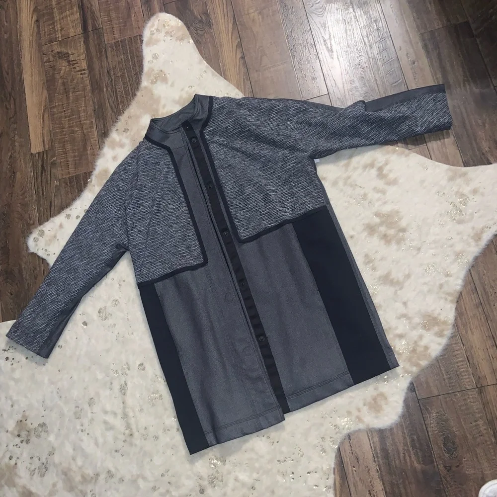Like new lululemon car cocoon coat grey logo spring designer winter activewear